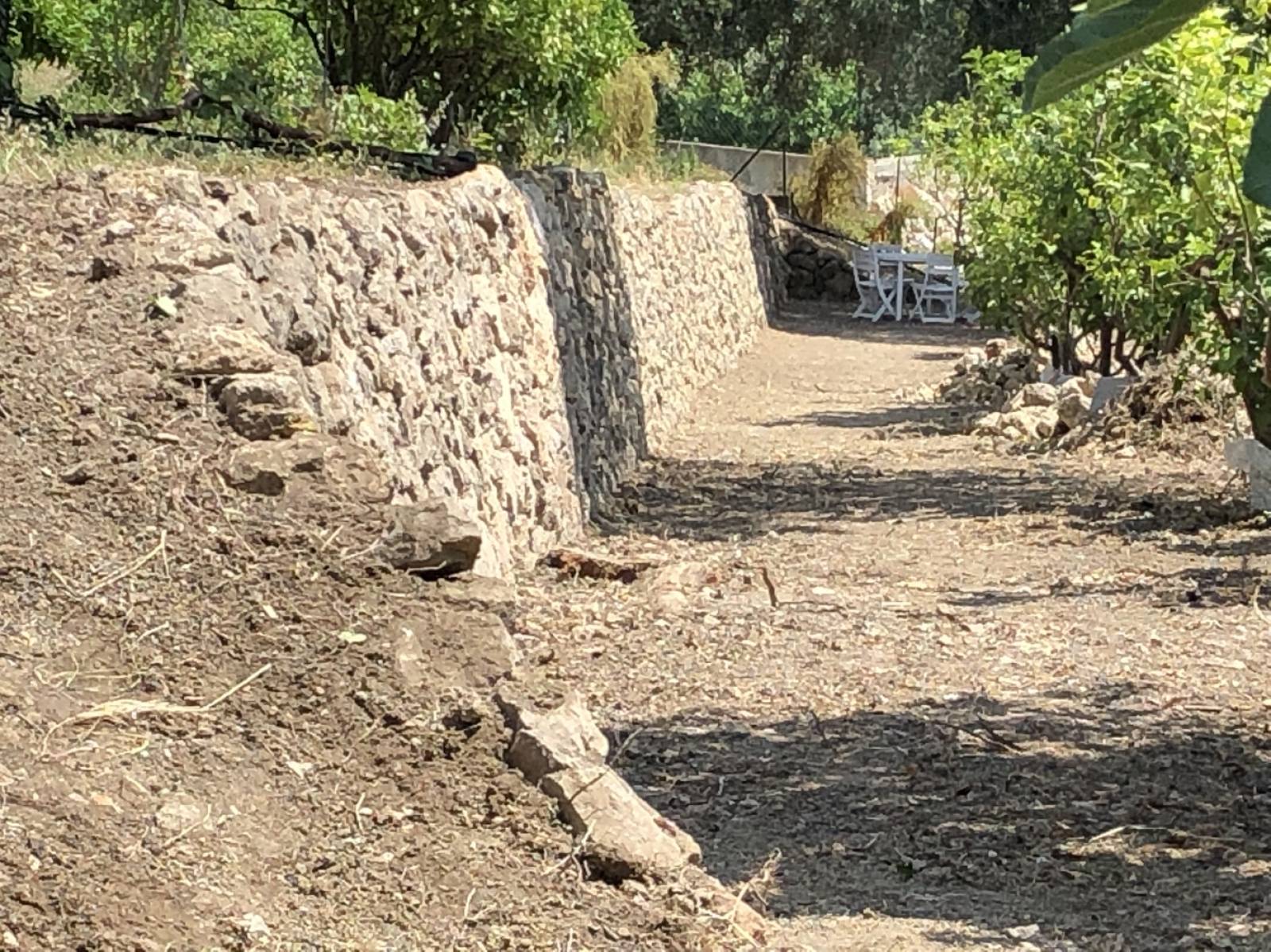 fin de chantier de remise en état d'un mur en pierre sèche à Vallauris