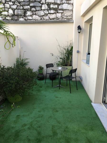 pose d'un gazon synthétique dans une cour intérieur pour une location à Cannes