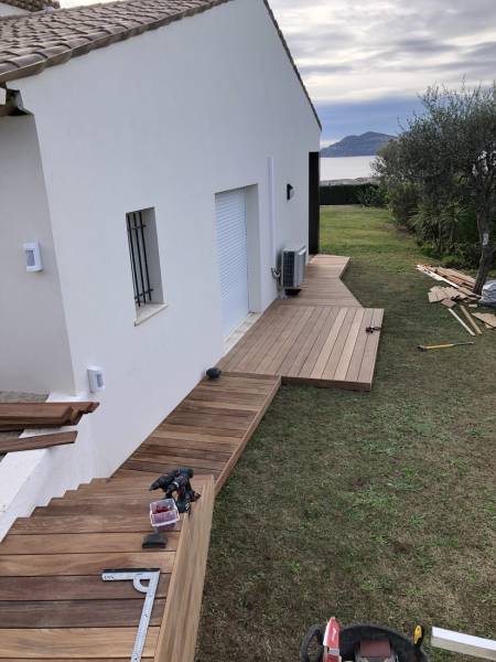 terrasse en bois avec escalier et margelle 