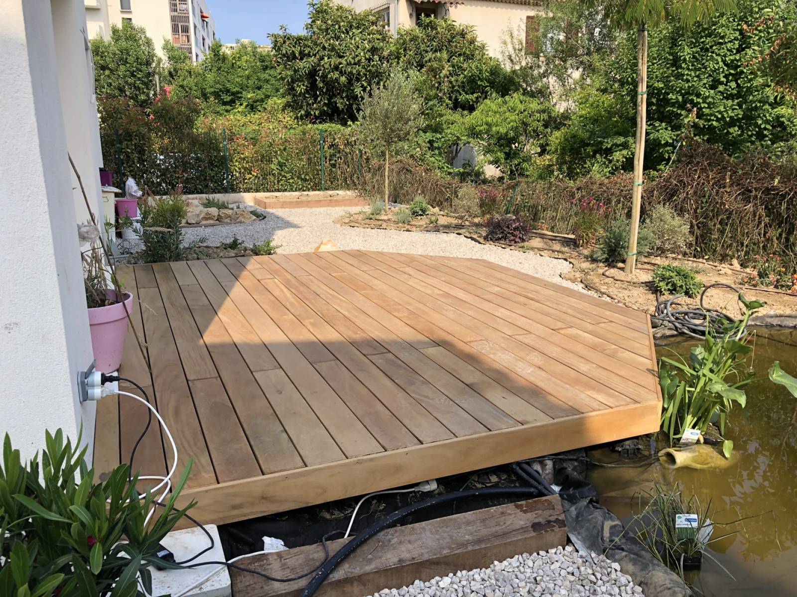 térrasse en bois avec les pieds dans l'eau à Cannes