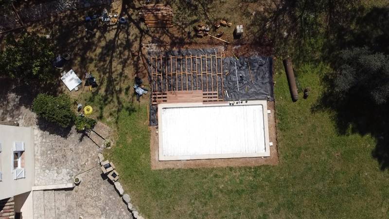 début de la pose de terrasse après décaissement du terrain 