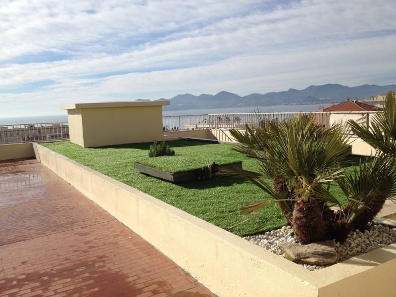 pose d'un gazon synthétique sur un toit terrasse à Cannes