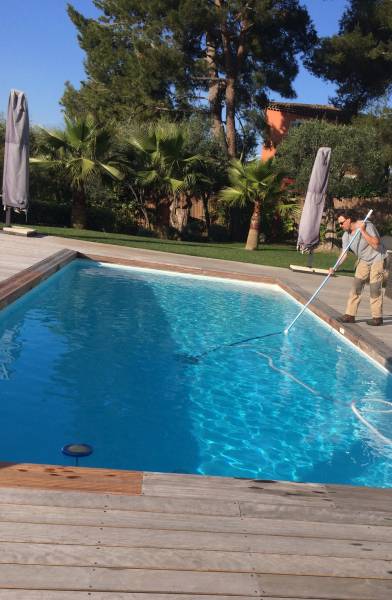 utilisation d'un aspirateur de fond à Villefranche sur Mer